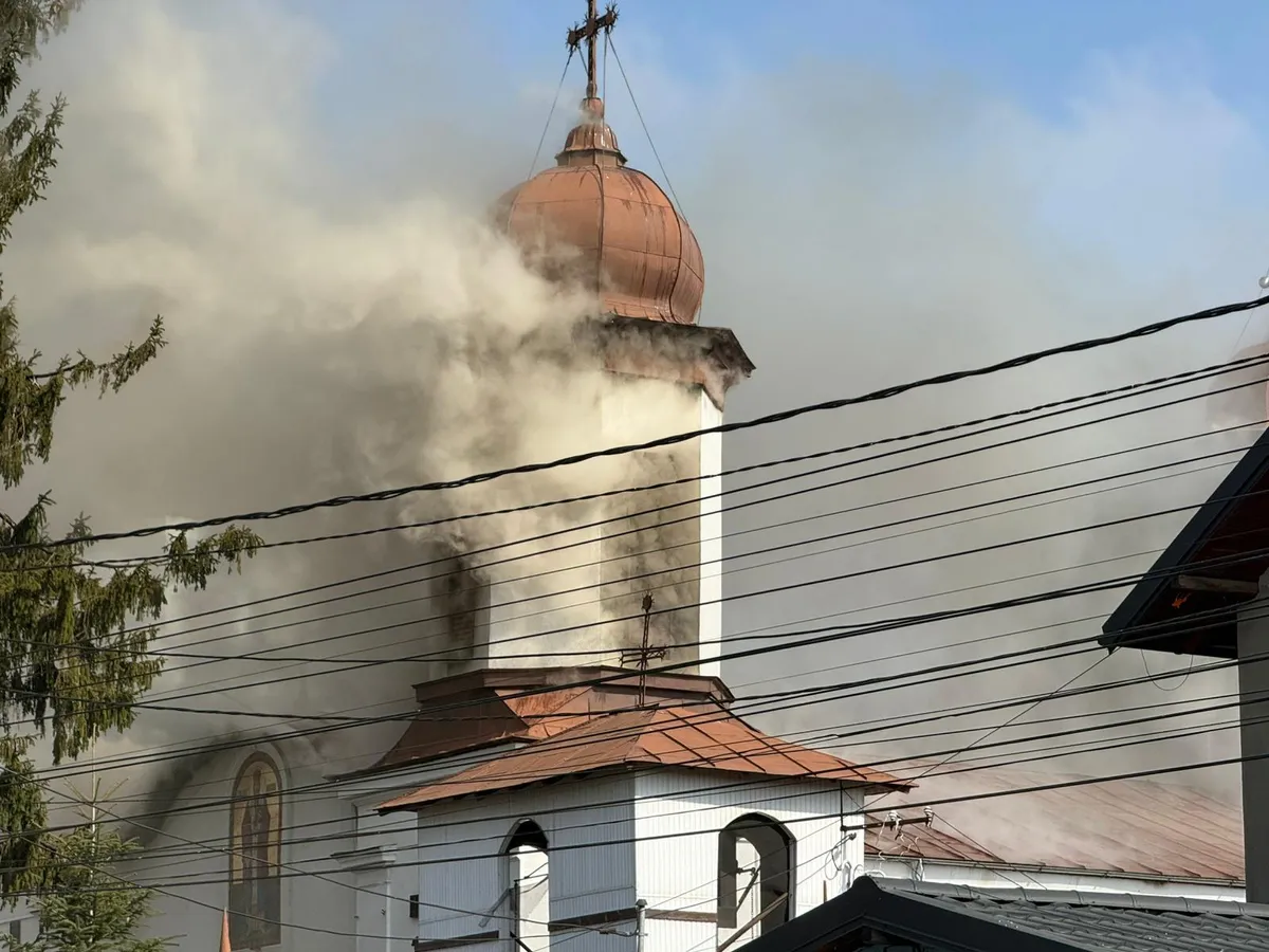 Biserică în flăcări, într-un sat din Parhova. 120 de persoane erau în interior