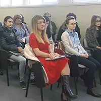 Tânăra femeie în rochie roșie  și vecina din stânga ei au participat în două proiecte diferite ale aceluiași beneficiar