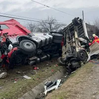 O cisternă cu sodă caustică răsturnată peste un gard, o utilitară în șanț. / Foto: Vocea Vâlcii