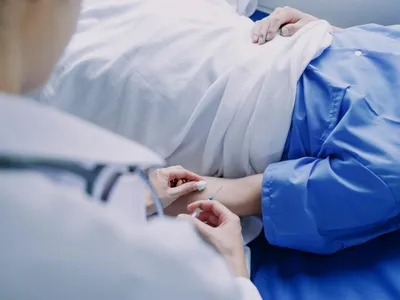 Juniori de la echipa Steaua, aflaţi în turneu în Arad, au ajuns la spital cu simptome de toxiinfecţie - Foto: Freepik (Imagine cu rol ilustrativ)