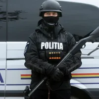 Doi tineri au ajuns pe mâinile Poliției după ce au bătut un bărbat într-un fast-food. Le era foame - Foto: MAI / imagine rol ilustrativ
