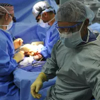 Grup de doctori în sala de operaţie - Foto: Pexels/Pixabay