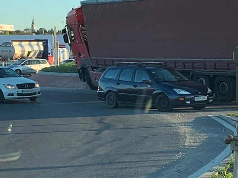 Șoferul drogat s-a suit cu TIR-ul pe spațiul verde dintr-un sens giratoriu Foto: Facebook