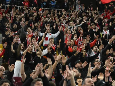 A fugit de jandarmi prin stadion și s-a refugiat între fanii lui Dinamo, care au făcut 