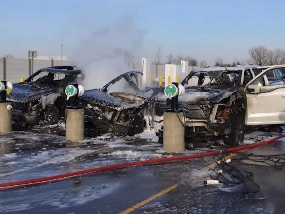 O mașină electrică nou nouță a ars în curtea fabricii. - Foto: captură video