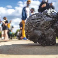 RĂSCRUCE  În Minnesota, statuia lui Christofor Columb este aruncată în trecutul istoriei, neavând loc în prezent