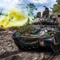 Un blindat Bradley se luptă cu un tanc rusesc față în față în Donețk. Cel mai slab fuge - Foto: Profimedia Images (imagine cu caracter ilustrativ)