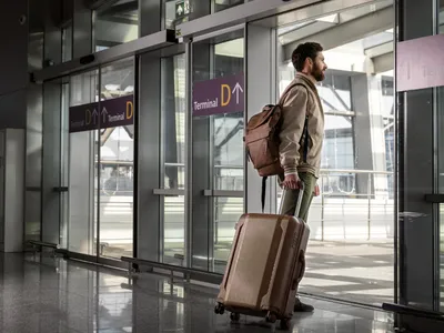 Bărbat în aeroport - Foto: Magnific.com (Imagine cu rol ilustrativ)