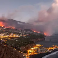 Vulcanul Cumbre Vieja a erupt din nou. Traficul aerian din jurul insulei La Palma, perturbat. / Foto: atalayar.com