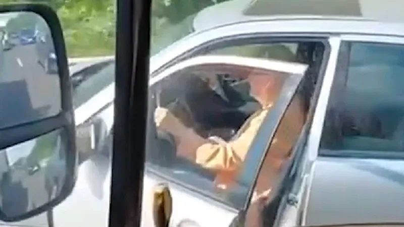 Pericol în trafic: Irinel Columbeanu, filmat când conducea o mașină cu ușa deschisă în oraș Foto: captura video