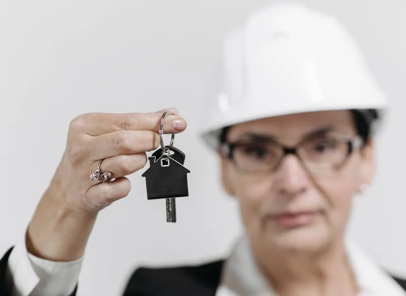 Agent imobiliar pred&acirc;nd cheia casei - Foto: Pexels/Pavel Danilyuk