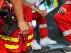 O dubiță a luat foc în mers pe DN1, în zona Timișul de Sus. Traficul este blocat în zonă foto: Freepik (fotografie cu caracter ilustrativ)