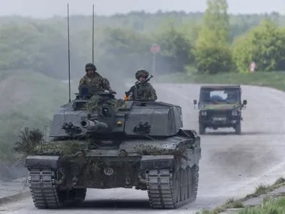 Tank britanic Challenger, participând la exerciţiul militar de luptă urbană din Sissone, Franţa - Foto: Profimedia Images
