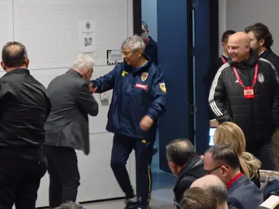 VIDEO Imaginea serii: i-a pupat mâna lui Mircea Lucescu la conferința de presă, înainte de Turcia - România