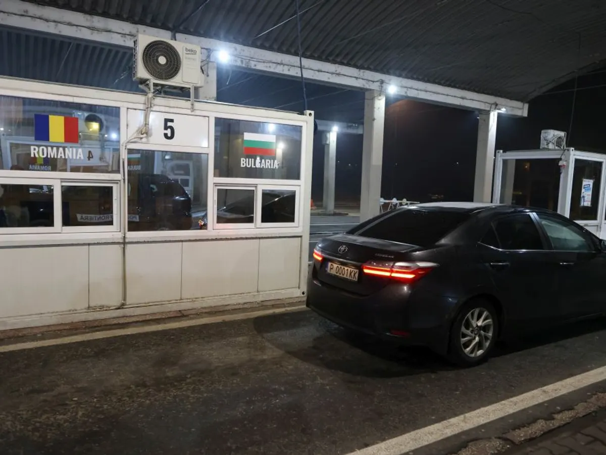 1 ianuarie a.c.. Vama Giurgiu, Podul Prieteniei. O maşină trece fără probleme prin punctul de frontieră. Acum, se întâmplă aşa oricând - Foto: INQUAM PHOTOS/George Călin