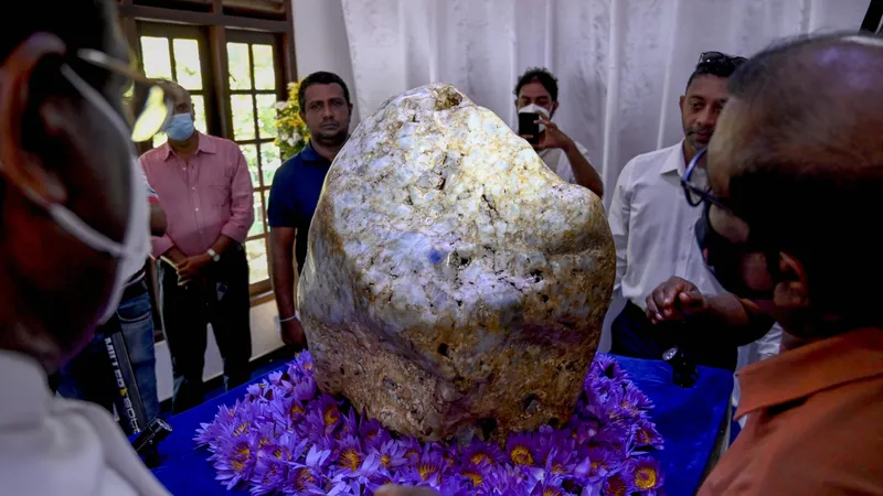 Sri Lanka scoate la licitaţie „Regina Asiei”, cel mai mare safir albastru. Are 310 kilograme. / Foto: dailysabah.com