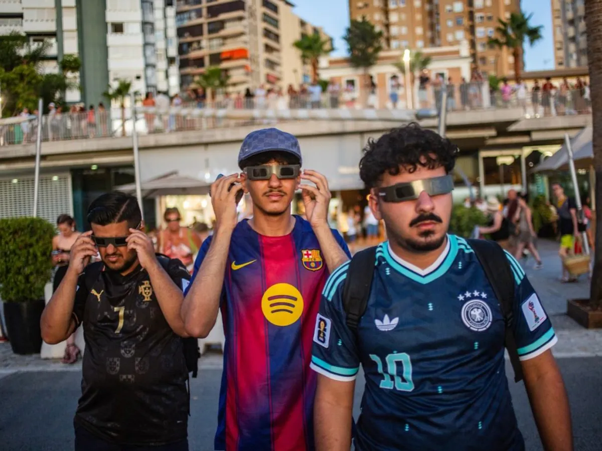 Mai mulţi oameni se uită la eclipsă, în Malaga, Spania - Foto: Profimedia Images