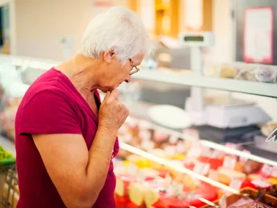 Pensionară la supermarket - Foto. Freepik