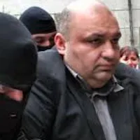 Interlopul Fane Căpățână, care se dădea polițist și fura butelii din copac, a scăpat de arest Foto: Mediafax
