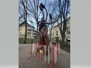 „Revoltă” la Iași după expunerea unei sculpturi în oraș. Primăria a îngrădit „Hidra” - Foto: Ziarul de Iași