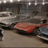 230 de mașini rare, descoperite într-o fostă biserică și două hale. - Foto: captură video