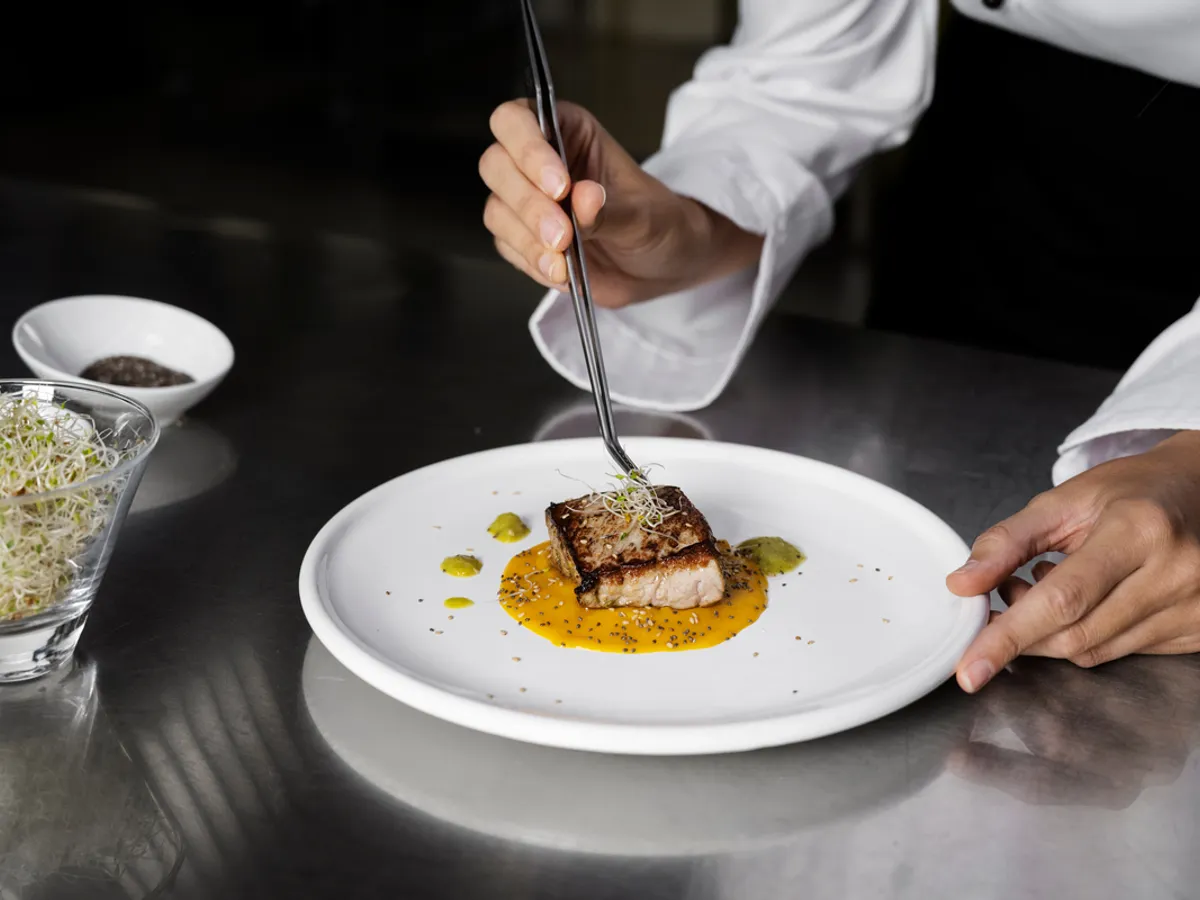 Restaurant fine dining - Foto: magnific.com (Imagine cu rol ilustrativ)