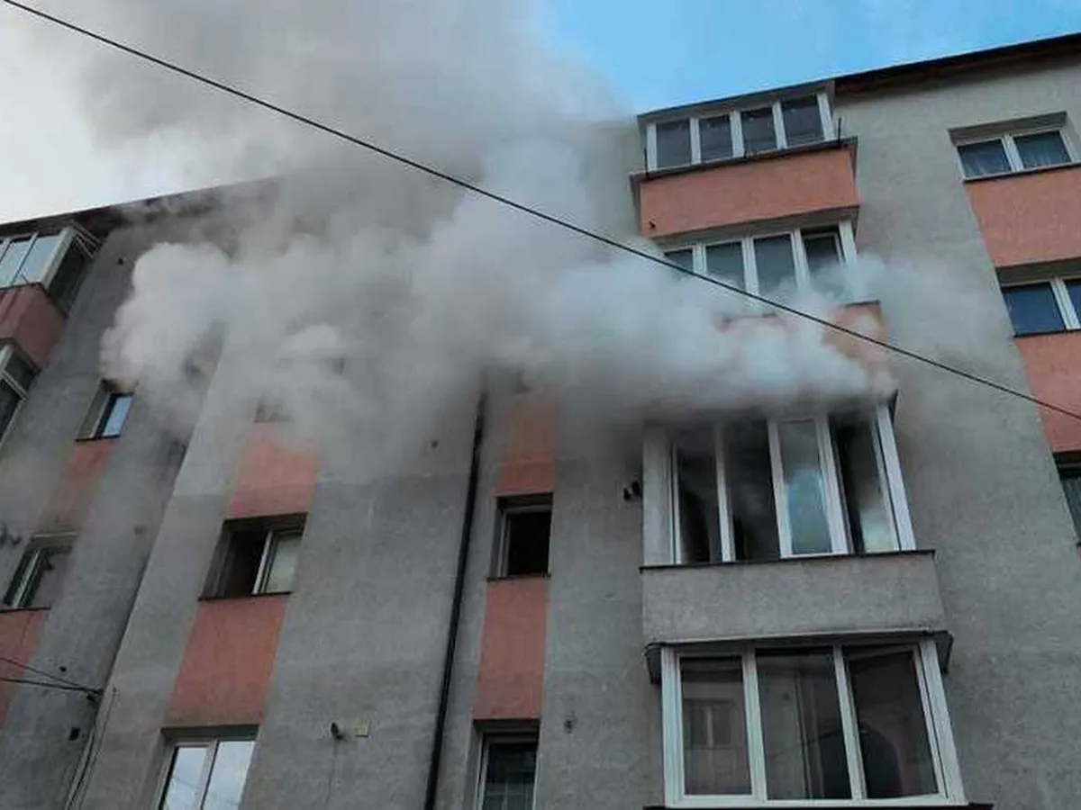 Bloc în flăcări, de la o lumânare aprinsă. Un apartment distrus total, o piscă a murit - Foto: ISU