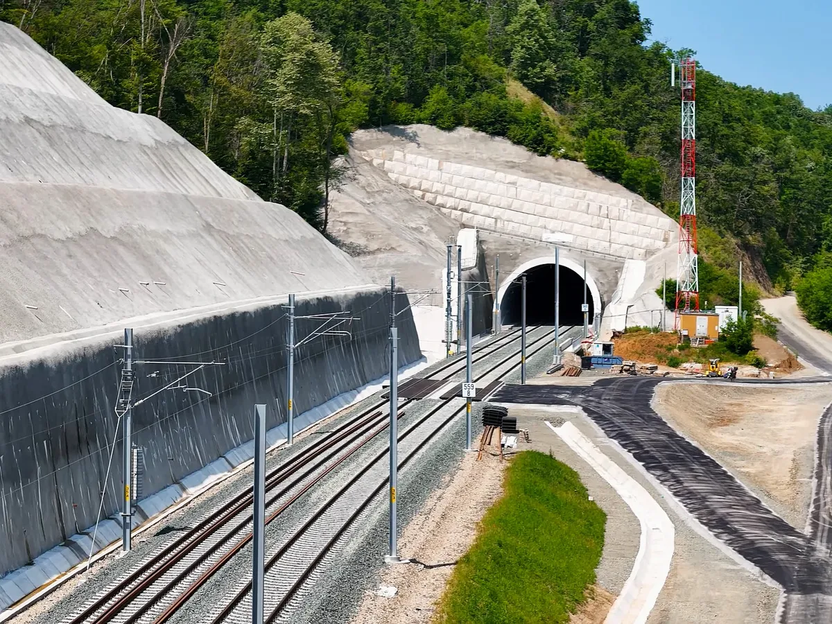 „Record”, pe căile ferate din România. Un tunel de 650 metri, terminat în 8 ani. Ce probleme au fost - Foto: Facebook / Asociația Pro Infrastructură