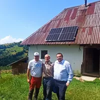Locuitori din vârf de munte primesc curent electric de la fotovoltaice Foto: asociația Energie Inteligentă