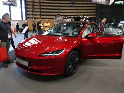 Probleme pentru Elon Musck. Tesla scumpește mașinile cu 5.000&. Un model va costa cât un apartament  - Foto: Profimedia IMages