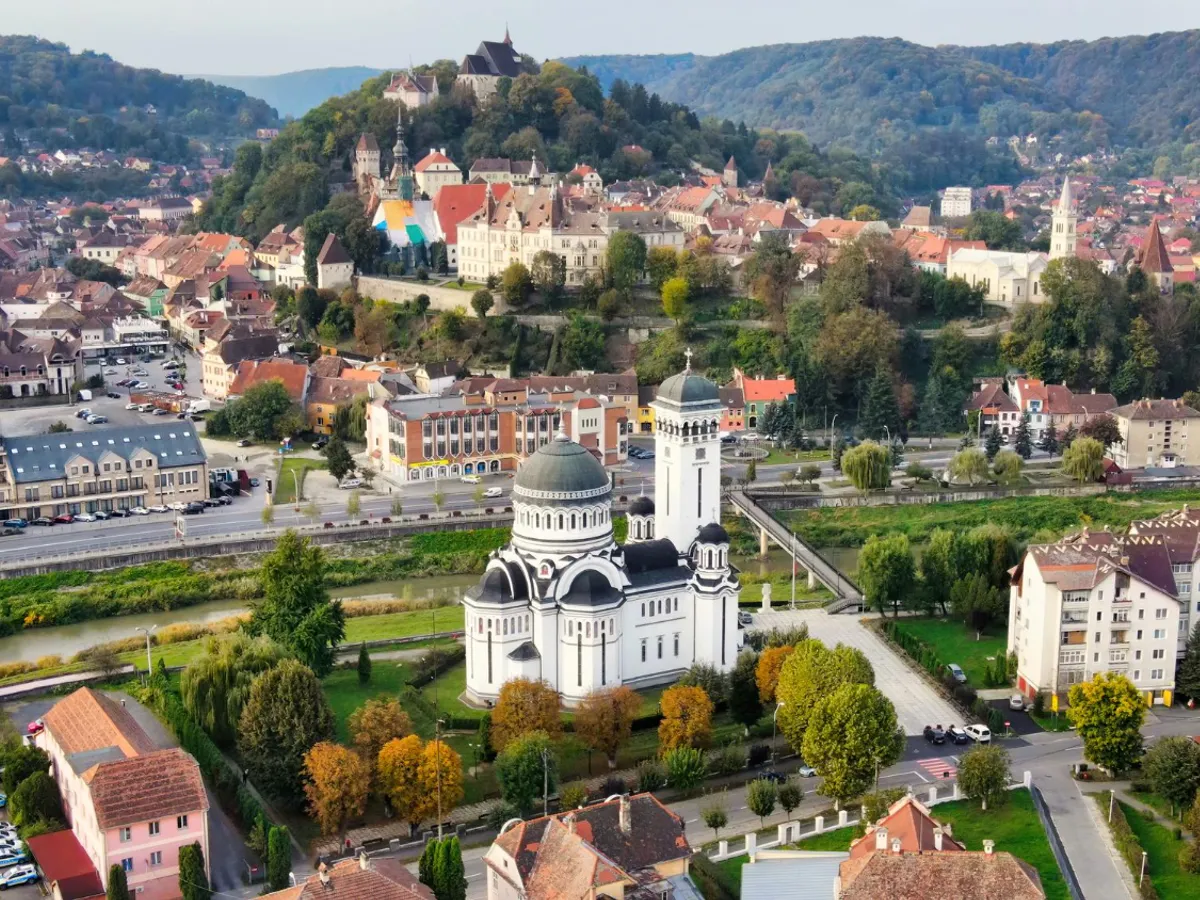 Bulgaria atrage de 3 ori mai mulți turiști britanici decât România. Care sunt cauzele?