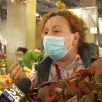 Vânzătoare din Piața Obor, pentru care masca e „o hărțuire”. Sursa foto: digi24.ro
