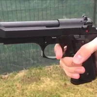 Un bărbat a semănat panică în oraș după ce a ieșit la plimbare cu pistolul în mână. A venit poliția - Foto: protv / imagine cu caracter ilustrativ