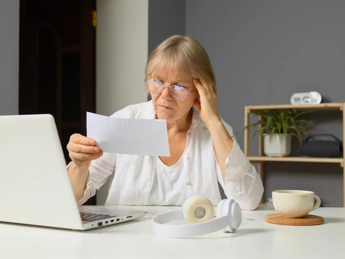 Pensionară citind la pensie - Doto: Freepik