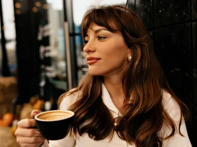 Femeie cu ceașcă de cafea - Foto: Magnific (cu rol ilustrativ)