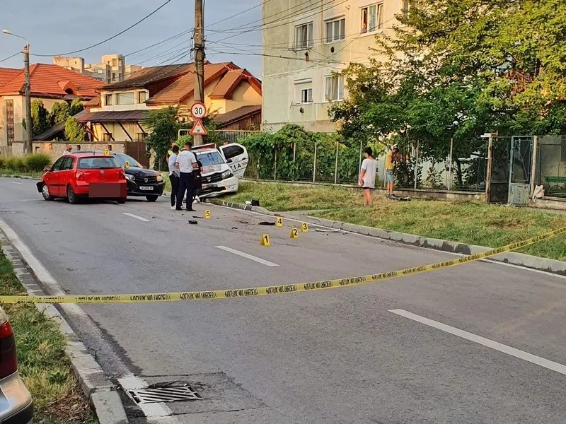 Două mașini de poliție parcate pe stradă, pe contrasens, lovite de o șoferiță „talentată”. / Foto: tion.ro