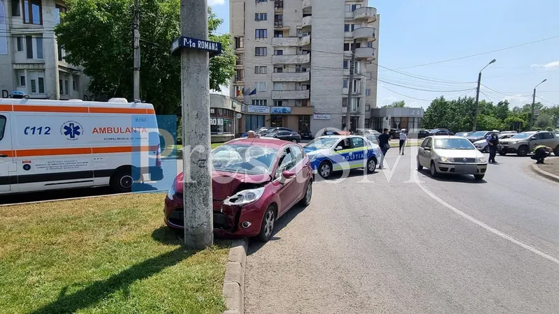 O șoferiță de 70 de ani s-a înfipt cu mașina în stâlp - Foto: presasm.ro