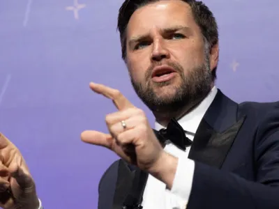 JD Vance, sub tirul artileriei SUA. Un proiectil explodat prematur a avariat mai multe vehicule din coloana oficială vicepreședintelui