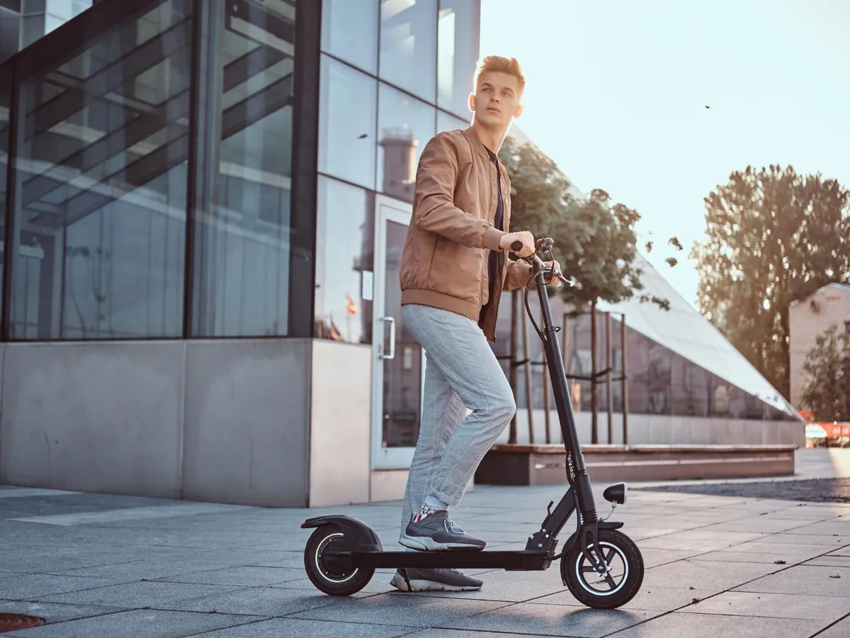 Amenzi de 1500 lei pentru cei care se plimbă cu trotineta electrică prin Buzău. Care sunt locurile?