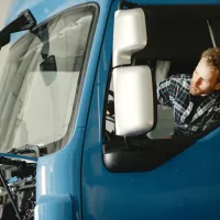 Trei tineri din Aiud au furat 500 de litri de motorină din rezervoarele unor camioane - Pexels/Gustavo Fring/