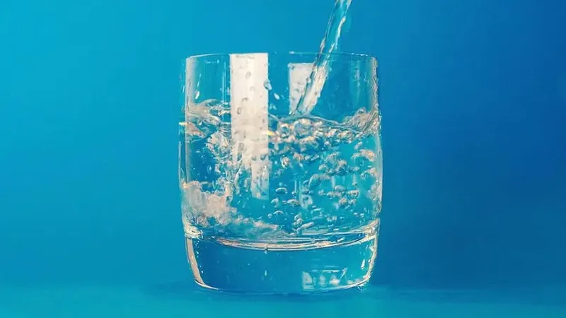 În ce fel face rău copiilor fluorul în exces din apa de băut, cunoscut pentru că întăreşte dinţii - Foto: rawpixel/CC0