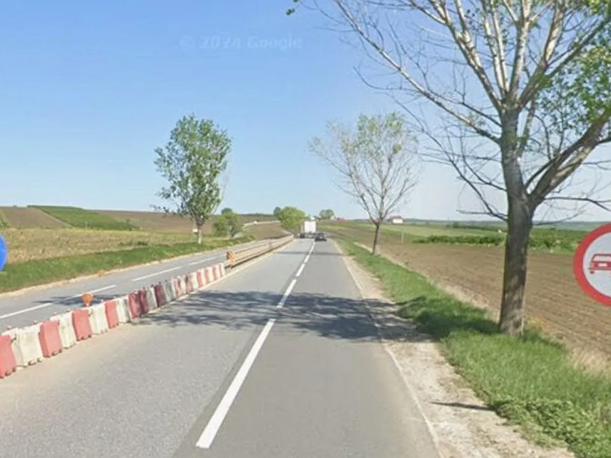 Cauză de accidente – Sunt sau nu la fel de late banda de circulație și acostamentul? - Foto: ZdI