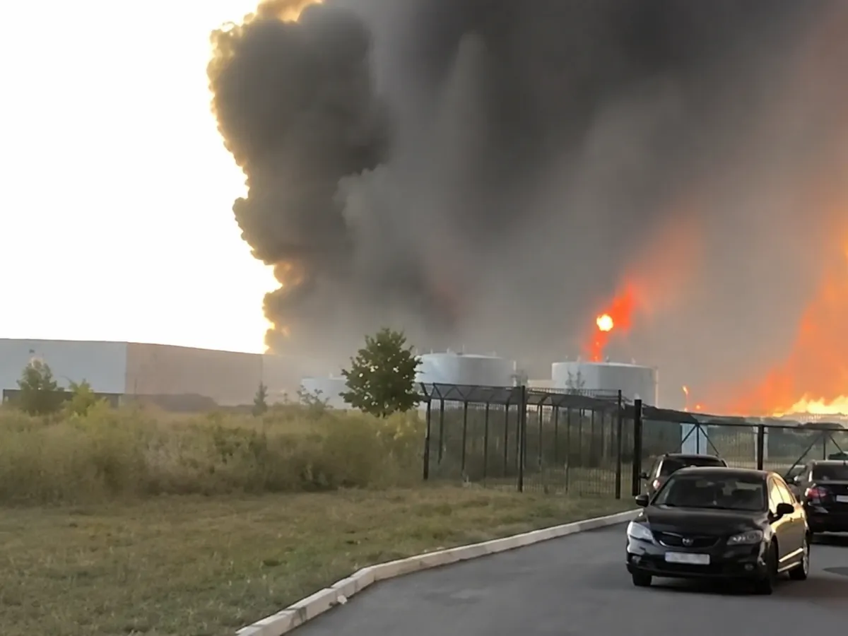 VIDEO Atac masiv cu drone în regiunea Rostov: un mare depozit DNS din Aksai a fost cuprins de flăcări
