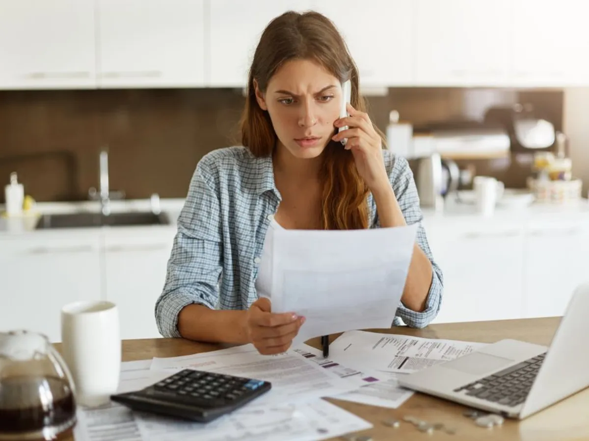 Femeie de afaceri făcând calcule cu taxele şi impozitele - Foto: Freepik/wayhomestudio