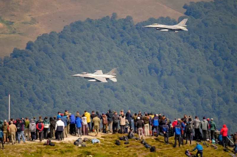 Avioane rom&acirc;nești F-16 Falcon, spectacol de aviație militară l&acirc;ngă Crucea Eroilor de pe V&acirc;rful Caraiman, Bucegi - Foto: Profimedia Images