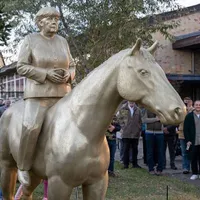 Statuia pe care unii o compară cu cea a unui dictator. FOTO: Facebook