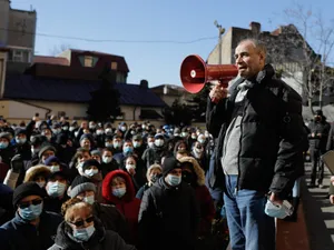 Profesorii câștigă în jur de 4.000 de lei, iar un șofer STB se plânge că ridică până la 8.000 de lei/FOTO: Inquam Photos/George Călin