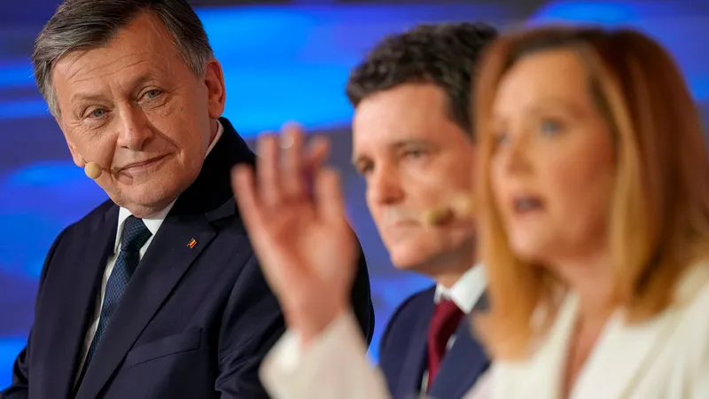 Live ora 20.00. Crin Antonescu, Elena Lasconi, Nicușor Dan, dezbatere la Palatul Parlamentului - Foto: Profimedia Images (rol ilustrativ)