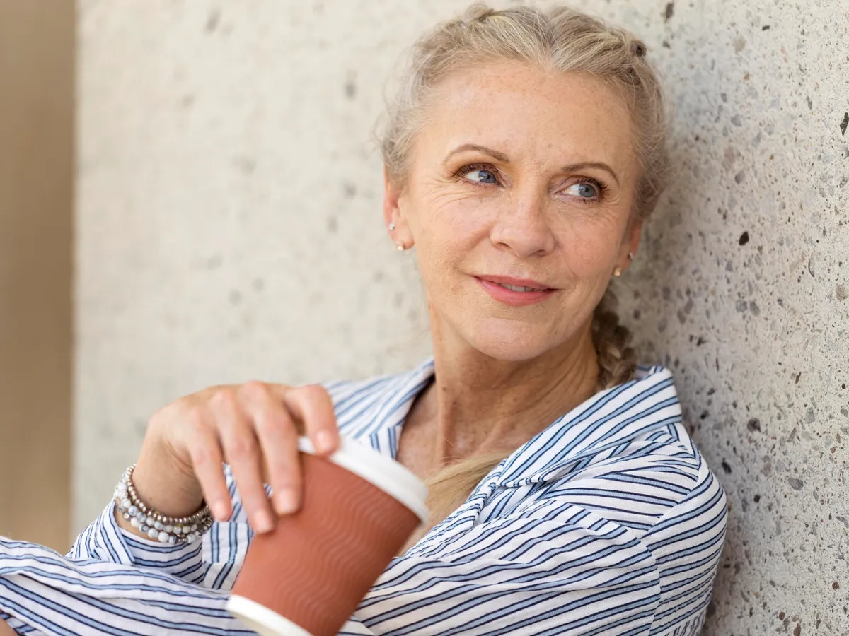 Pensionară la pensie bea cafea - Foto: Freepik