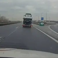 Samsar român, prins pe autostradă în Ungaria cu un ansamblu cu vehicule suprapuse. Ce a pățit? - Foto: captură video
